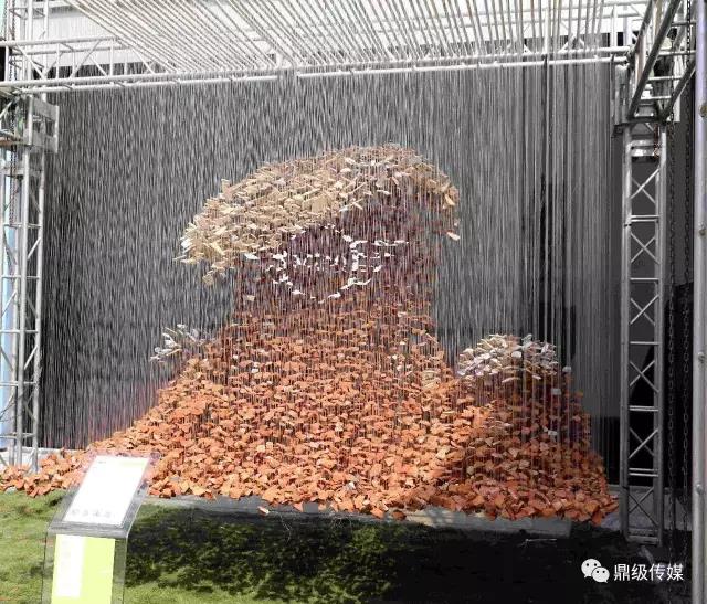 由棚戶區(qū)拆下的磚渣、瓷磚碎片用魚線串成名為《紅海》的藝術(shù)裝置